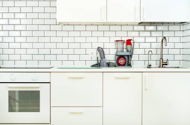 Beyaz iç tasarım, modern ve minimalist tarzı mutfak ev aletleri ile. Açık alan ışığında tam oturma odasında. Boşaltmak