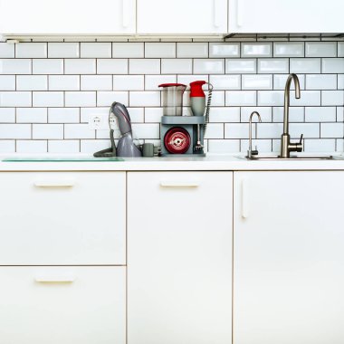 Beyaz iç tasarım, modern ve minimalist tarzı mutfak ev aletleri ile. Açık alan ışığında tam oturma odasında. Boşaltmak