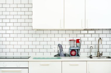 Beyaz iç tasarım, modern ve minimalist tarzı mutfak ev aletleri ile. Açık alan ışığında tam oturma odasında. Boşaltmak