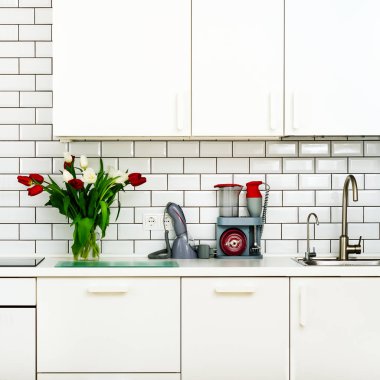 Mutfak masasının üzerinde kırmızı ve beyaz laleler taze buket. Ev iç tasarımının ayrıntılarını. Minimalist kavramı. Anne, kız, eş, kadın çiçekler. Kopya alanı.