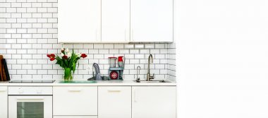 Mutfak masasının üzerinde kırmızı ve beyaz laleler taze buket. Ev iç tasarımının ayrıntılarını. Minimalist kavramı. Anne, kız, eş, kadın çiçekler. Uzay kopyalayın. Afiş.