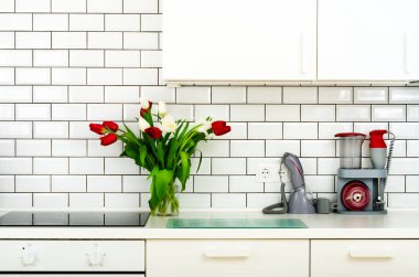 Mutfak masasının üzerinde kırmızı ve beyaz laleler taze buket. Ev iç tasarımının ayrıntılarını. Minimalist kavramı. Anne, kız, eş, kadın çiçekler. Kopya alanı.