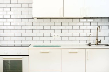 Beyaz iç tasarım, modern ve minimalist tarzı mutfak ev aletleri ile. Açık alan ışığında tam oturma odasında. Boşaltmak