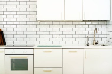 Beyaz iç tasarım, modern ve minimalist tarzı mutfak ev aletleri ile. Açık alan ışığında tam oturma odasında. Boşaltmak