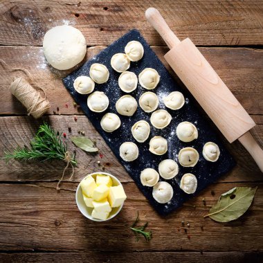 Hazırlamak, pişirmek, ev yapımı ravioli, pelmeni ya da ahşap masa manzaralı etli börek yapmak. Üst Manzara. Kırsal biçim