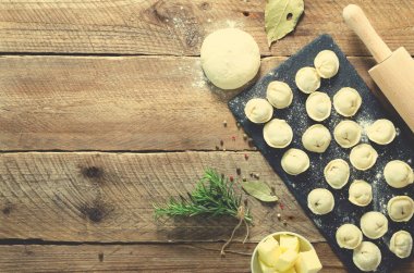 Hazırlamak, pişirmek, ev yapımı ravioli, pelmeni ya da ahşap masa manzaralı etli börek yapmak. Üst Manzara. Kırsal biçim