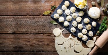 Hazırlamak, pişirmek, ev yapımı ravioli, pelmeni ya da ahşap masa manzaralı etli börek yapmak. Üst Manzara. Kırsal biçim