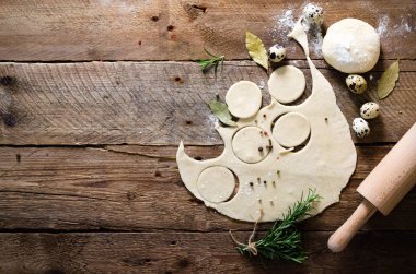 Hazırlamak, pişirmek, ev yapımı ravioli, pelmeni ya da ahşap masa manzaralı etli börek yapmak. Üst Manzara. Kırsal biçim