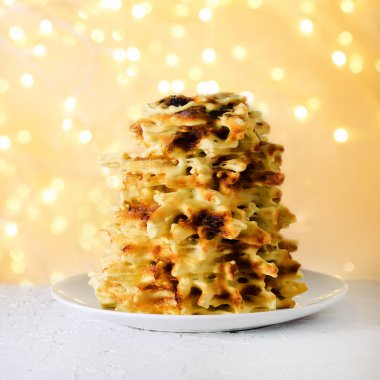 Vilnius, Litvanya. Geleneksel Ulusal kurabiye Sakotis. Uzay kopyalayın. Festival arka plan, ışık yeni yıl ve Noel bokeh.