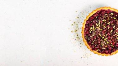 Lezzetli homamade Barbunya, Antep fıstığı, vişneli tart pudra şekeri beyaz beton zemin üzerinde Noel için. Üstten Görünüm. Sevgi ile el yapımı.