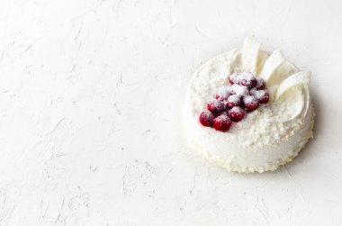 Lezzetli cheesecakes kızılcık, kiraz, Hindistan cevizi pul ve beyaz üzerinde açık beton renkli çikolata ile. Boşaltmak.