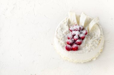 Lezzetli cheesecakes kızılcık, kiraz, Hindistan cevizi pul ve beyaz üzerinde açık beton renkli çikolata ile. Boşaltmak.