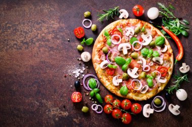 Gıda katkı maddeleri ve lezzetli İtalyan pizza yemek pişirmek için baharat. Mantar, domates, peynir, soğan, yağ, karabiber, tuz, fesleğen, rustik arka plan üzerinde zeytin. Boşaltmak. Üstten Görünüm. Afiş.