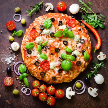 Gıda katkı maddeleri ve mantar, domates, peynir, soğan, yağ, karabiber, tuz, fesleğen, rende, zeytin ve rustik arka plan üzerinde güzel İtalyan pizza yemek pişirmek için baharat. Boşaltmak. Üstten Görünüm. Kare