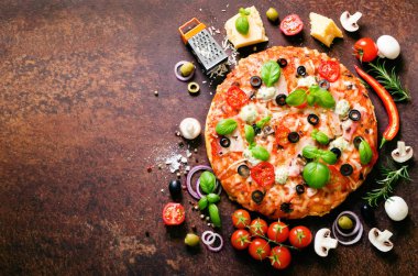 Gıda katkı maddeleri ve lezzetli İtalyan pizza yemek pişirmek için baharat. Mantar, domates, peynir, soğan, yağ, karabiber, tuz, fesleğen, rustik arka plan üzerinde zeytin. Boşaltmak. Üstten Görünüm. Afiş.