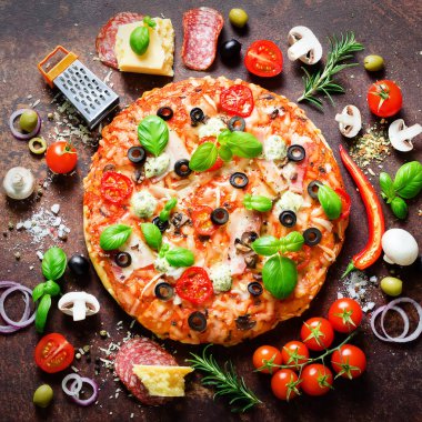 Gıda katkı maddeleri ve mantar, domates, peynir, soğan, yağ, karabiber, tuz, fesleğen, rende, zeytin ve rustik arka plan üzerinde güzel İtalyan pizza yemek pişirmek için baharat. Boşaltmak. Üstten Görünüm. Kare