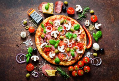 Gıda katkı maddeleri ve lezzetli İtalyan pizza yemek pişirmek için baharat. Mantar, domates, peynir, soğan, yağ, karabiber, tuz, fesleğen, rende, rustik arka plan üzerinde zeytin. Boşaltmak. Üstten Görünüm.