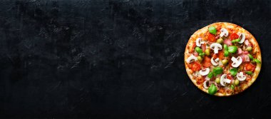 Mantar, jambon, domates, peynir, zeytin, fesleğen siyah beton zemin üzerine taze İtalyan pizza. Uzay kopyalayın. Sevgi ile ev yapımı. Hızlı teslimat. Tarifi ve yemek listesi. Afiş.