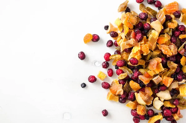 Mezcla dulce de frutas secas sobre piedra. Arándano, ruibarbo, manzana, mango, cereza, melocotón, albaricoque. Dosis altas de vitamina C. Fondo colorido —  Fotos de Stock