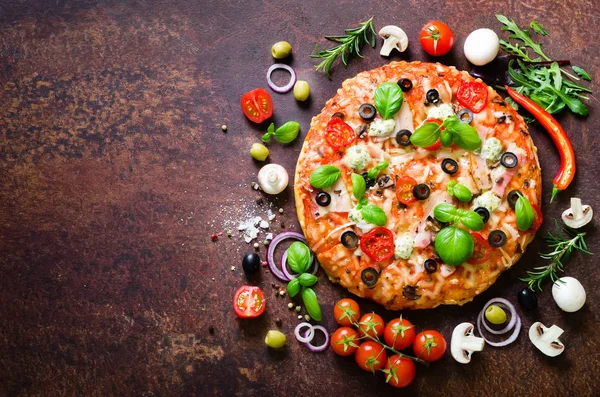 Gıda katkı maddeleri ve lezzetli İtalyan pizza yemek pişirmek için baharat. Mantar, domates, peynir, soğan, yağ, karabiber, tuz, fesleğen, rustik arka plan üzerinde zeytin. Boşaltmak. Üstten Görünüm. Afiş.