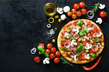 Gıda katkı maddeleri ve mantar, domates, peynir, soğan, yağ, karabiber, tuz, fesleğen, zeytin ve siyah beton zemin üzerine lezzetli İtalyan pizza yemek pişirmek için baharat. Boşaltmak. Üstten Görünüm.