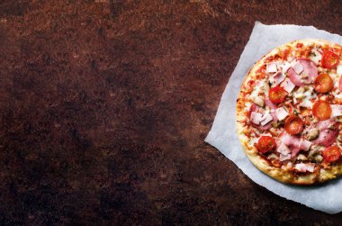 Mantar, jambon, domates, peynir kağıt, koyu arka plan yedekleme üzerinde taze İtalyan pizza. Uzay kopyalayın. Sevgi ile ev yapımı. Hızlı teslimat. Tarifi ve yemek listesi. Afiş.