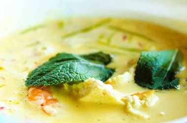 Baharatlı Hindistan cevizi sütü krem çorba köri tavuk, kaplan karides, uzun soya erişte, fasulye filizi, kireç, biber biber ve nane ile. Asya geleneksel Ulusal mutfağı, yemek tarifi. Kopya alanı