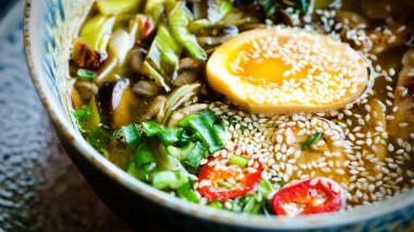Ramen çorba kase. Zengin tavuk suyu ile Miso Yapıştır, ızgara teriyaki tavuk, pırasa, mantar, yumurta turşusu, yumurta noodle, soğan, biber, limon lezzet. Tayland, Asya, Çin