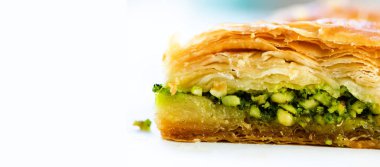 Beyaz arka plan üzerinde Orta Doğu tatlı baklava. Metniniz için boş alan. Afiş.