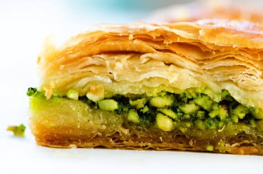 Türk tatlı - Baklava fıstık, pistachious, beyaz arka plan üzerinde tatlım. Sağlıklı tatlılar. Kopya alanı