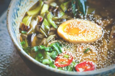 Ramen çorba kase. Zengin tavuk suyu ile Miso Yapıştır, ızgara teriyaki tavuk, pırasa, mantar, yumurta turşusu, yumurta noodle, soğan, biber, limon lezzet. Tayland, Asya, Çin