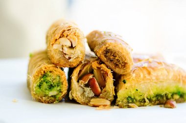 Beyaz arka plan üzerinde Orta Doğu tatlı baklava. Metniniz için boş alan.