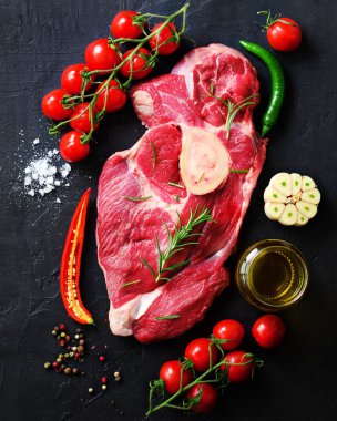 Çiğ et, sığır eti biftek biberiye, baharat, tuz, yağ, cherry domates, acı biber ve otlar ile taş kesme tahtası