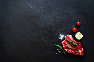 Çiğ et, sığır eti biftek biberiye, baharat, tuz, yağ, cherry domates, acı biber ve otlar ile taş kesme tahtası