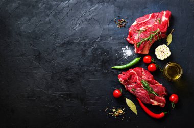 Çiğ et, sığır eti biftek biberiye, baharat, tuz, yağ, cherry domates, acı biber ve otlar ile taş kesme tahtası