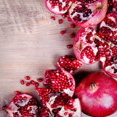 Olgun meyve suyu nar meyve siyah arka planda - tüm ve kesim, en iyi görünümü.