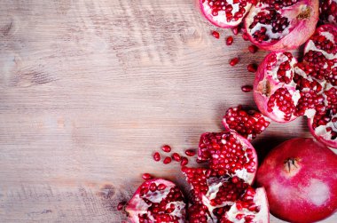 Olgun meyve suyu nar meyve siyah arka planda - tüm ve kesim, en iyi görünümü.