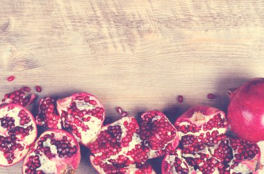 Kırık nar ve tahıl siyah arka plan üzerine. Uzay kopyalayın. Tonda etkisi