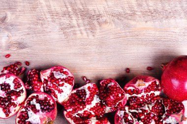 Olgun meyve suyu nar meyve siyah arka planda - tüm ve kesim, en iyi görünümü.