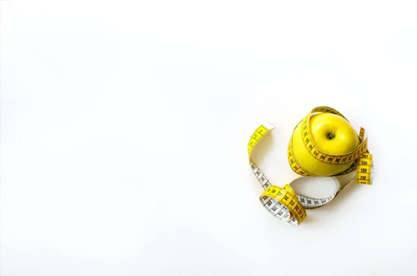 Cinta métrica envuelta alrededor de manzana amarilla fresca y sabrosa aislada sobre fondo blanco. Dieta, pérdida de peso, fitness, concepto deportivo. Fruta de primavera y verano. Copiar espacio. Banner . — Foto de Stock