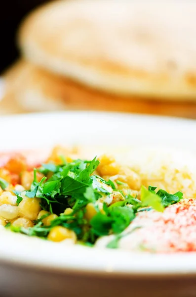Hummus classico con prezzemolo e pita. Cucina tradizionale ebraica e cucina mediorientale ricetta . — Foto Stock