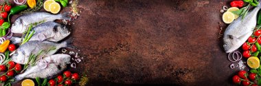 Taze çiğ balık ile limon, otlar, soğan, kırmızı biber, kiraz domates, soğan, tuz rustik arka plan üzerinde. Sağlıklı gıda kavramı. Metniniz için boş alan. Afiş