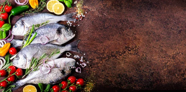 Φρέσκο ωμό ψάρι με λεμόνι, μυρωδικά, κρεμμύδι, πάπρικα, κεράσι ντομάτες, κρεμμύδι, αλάτι σε ρουστίκ φόντο. Έννοια της υγιεινής διατροφής. Ελεύθερος χώρος για το κείμενό σας. Πανό — Φωτογραφία Αρχείου