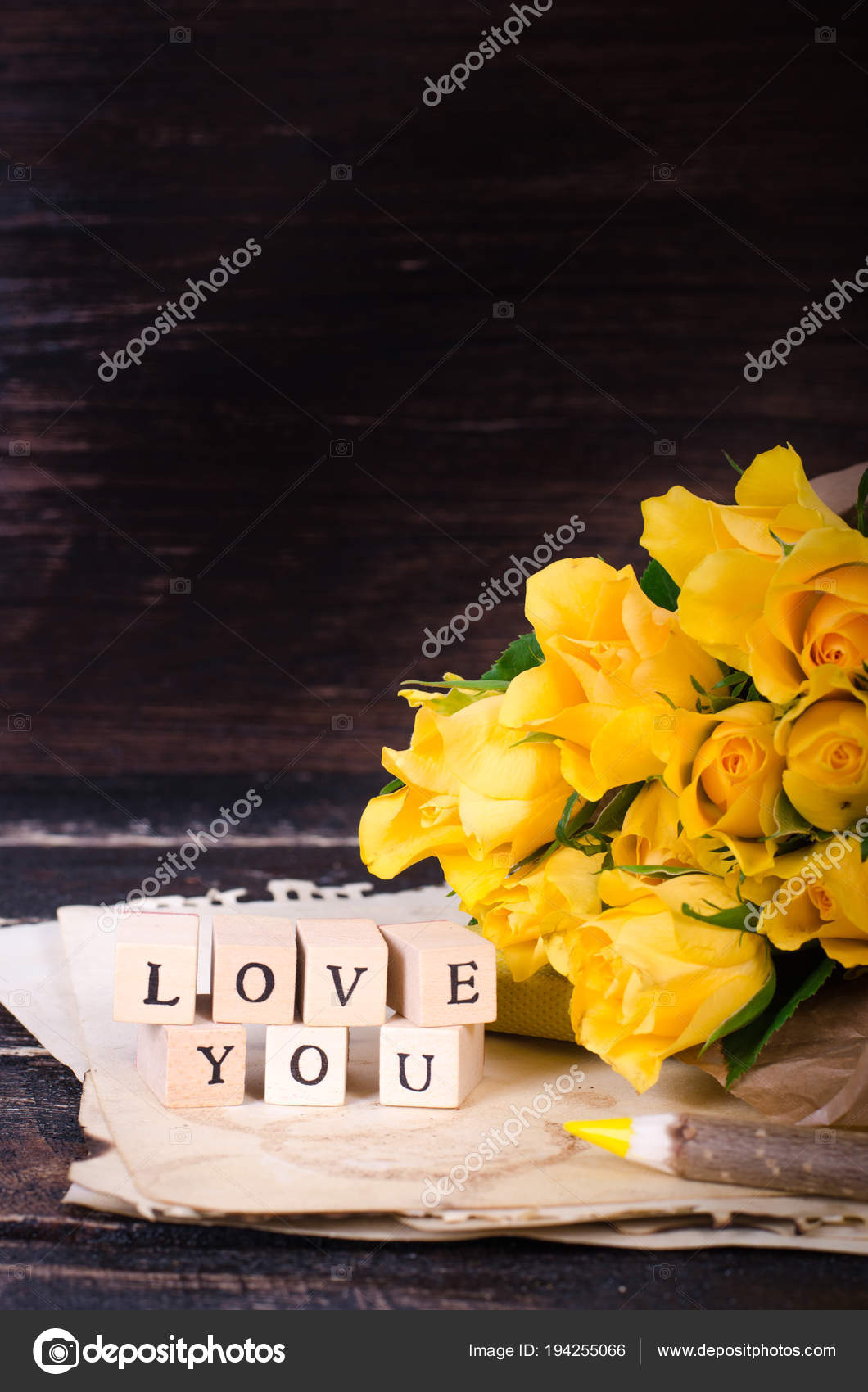 Cubes En Bois Avec Inscription Love You Et Bouquet De Fleurs