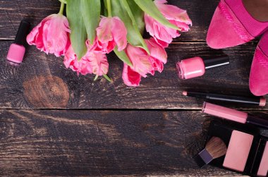 Kadınsı kozmetik arka plan. Yükü in modern bir kadın gerekli. Metniniz için boş alan