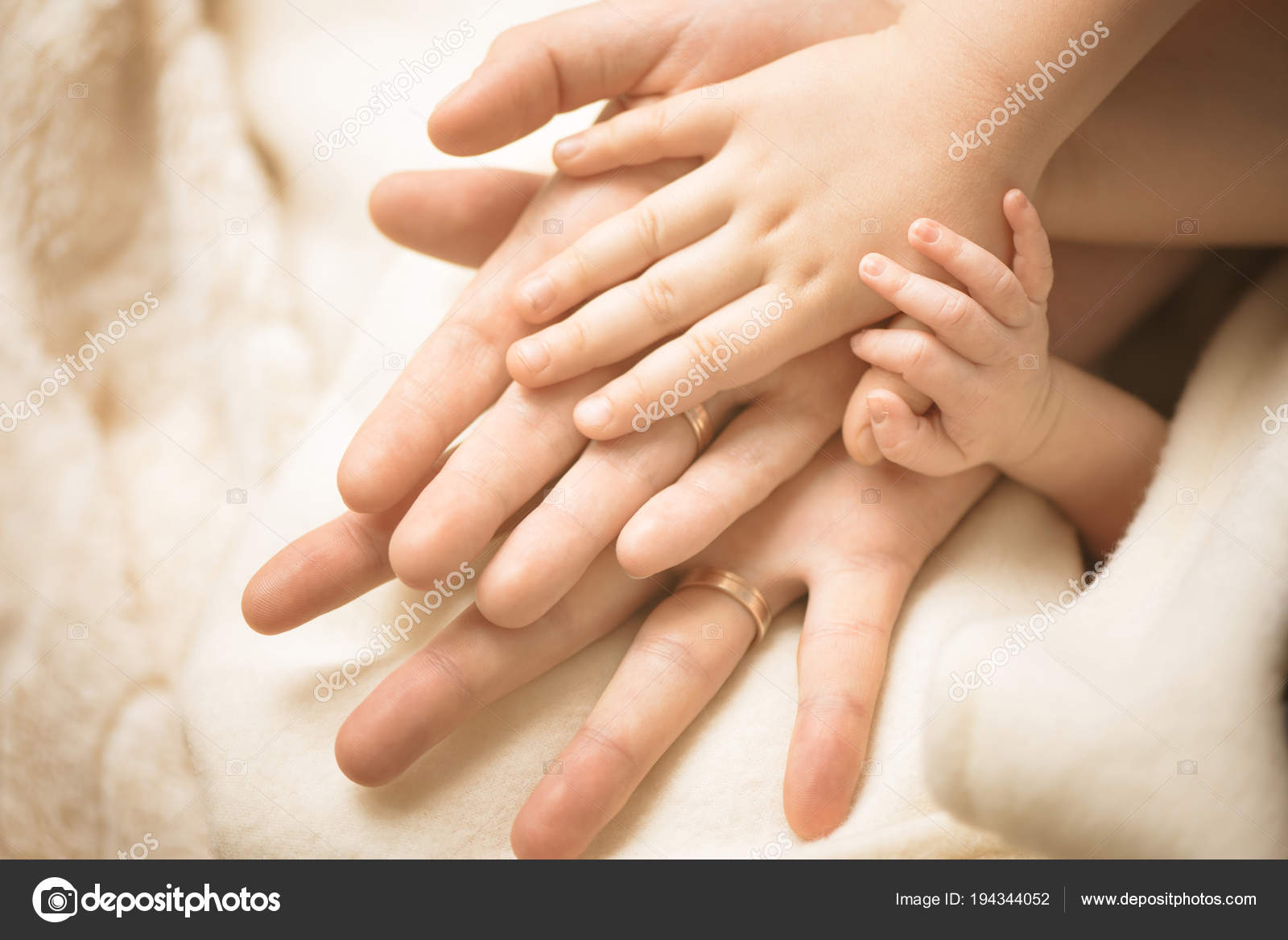 Hand eines Neugeborenen. Großaufnahme der Hand des Babys in den