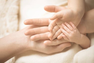 Yeni doğmuş çocuk eli. Bebek elinin ebeveynlerin eline geçmesini istiyorum. Aile, annelik ve doğum kavramı.