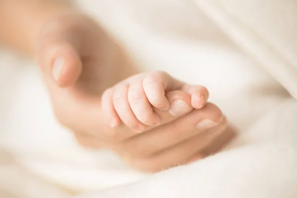 Yeni doğan bebek elini tutan el. Anne çocuğunu ile. Annelik, Aile, doğum kavramı. Metniniz için kopya alanı