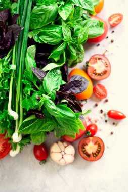 Yeşil taze aromatik otlar - kekik, fesleğen, maydanoz gri arka plan üzerinde. Gıda çerçeve, sınır tasarlamak. Boşaltmak. Üstten Görünüm