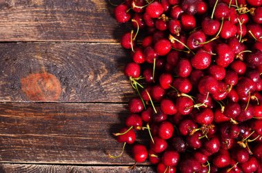 Kırmızı Kiraz arka plan. Üstten Görünüm kopya alanı ile. Yaz ve hasat kavramı. Vegan, vejetaryen, çiğ gıda